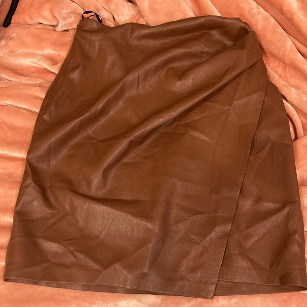 VEGAN LEATHER WRAP MINI SKIRT
XSMALL